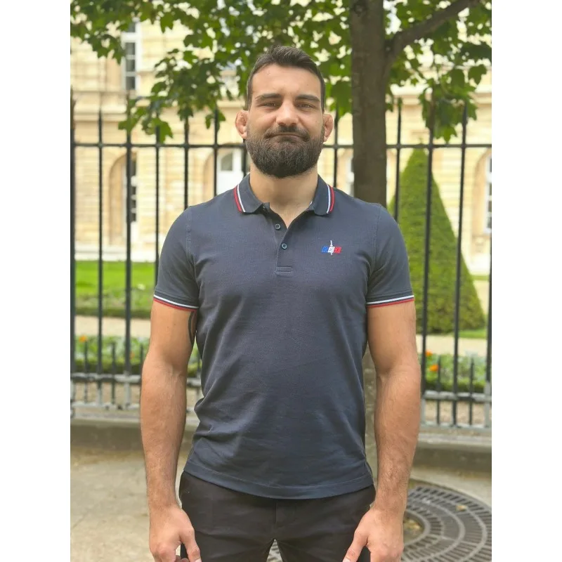Benoît Saint Denis portant le polo brodé